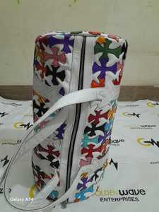 Bolsa de Viaje de Cuero Premium, Bolso de Gimnasio, Elegante, Duradero, Gran Capacidad, Golden Wave Enterprises GWCB08, Color Blanco con Cruces - Product Image 4