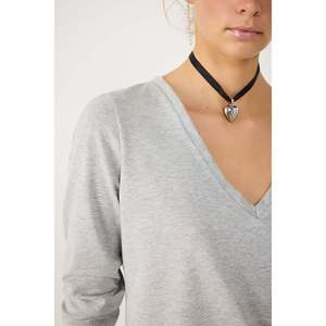 Camiseta brillante de manga larga con cuello en V - Product Image 4