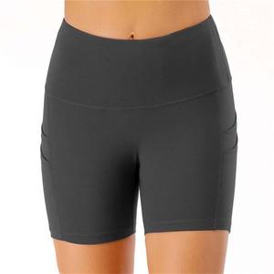 กางเกงขาสั้นเล่นโยคะเอวยางยืดสำหรับผู้หญิง,ผ้าสแปนเด็กซ์โพลีเอสเตอร์สีดำมีกระเป๋าคู่สำหรับผู้หญิงพิมพ์โลโก้ได้ตามต้องการ - Product Image 5