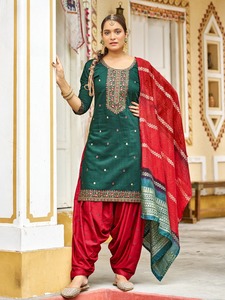 Beau costume traditionnel de Patiyala en soie Gadhwali avec broderie lourde et séquences pour les fêtes, les mariages et Diwali - Product Image 5