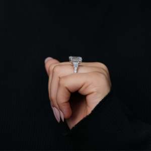 Anillo de Compromiso con Tres Diamantes de Laboratorio con Corte Esmeralda, Color F, Claridad VS1, Plata de Ley, Opciones de Oro y Platino, Banda Personalizable - Product Image 2