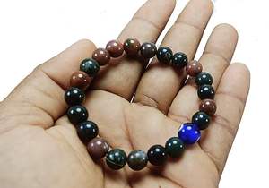 Bracelet vintage en jaspe Bloodstone fait à la main de style Feng Shui avec placage à l'or et charme religieux pour les amateurs de fête et de bijoux - Product Image 4