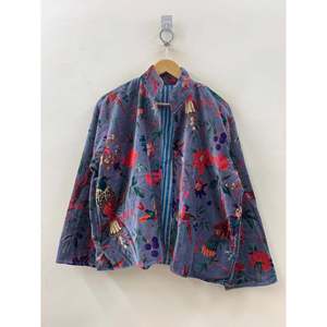 Veste en velours imprimée du motif Jardin du Paradis, couleur Periwinkle Poussiéreux et Rouge Cramoisi, pour la saison printanière - Product Image 1