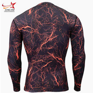 Camisa de compresión deportiva ajustada en seco para hombre, ropa de gimnasio personalizada de poliéster y LICRA para fitness para uso en gimnasio - Product Image 6