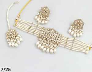 Collier ras du cou indien avec boucles d'oreilles et Mangtika pour femme Design de fleurs superbe zircon cubique fabriqué à la main - Product Image 1