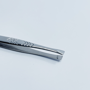 Pinzas de cejas personalizables pulidas con punta inclinada de acero inoxidable de diseño profesional La mejor calidad - Product Image 3