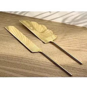 Ensemble couteau à gâteau et serveur en laiton brillant de designer pour ajouter une touche de luxe pour les fêtes et les événements - Product Image 3