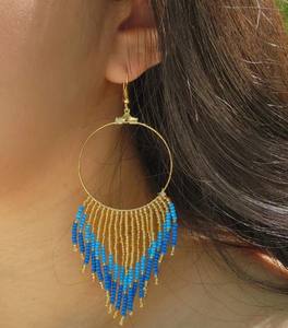 ต่างหูพู่ประดับลูกปัดสีน้ำเงินและสีทองทำด้วยมือ - Product Image 1