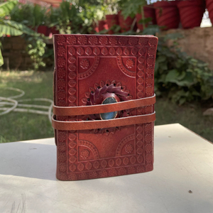 Journal en cuir fait main, design floral gaufré écologique, rechargeable, papier artisanal durable, parfait pour écrire et dessiner - Product Image 1