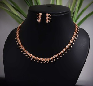 Collier doré tendance au design minimaliste, alliage de haute qualité infusé de pierres de zircone claires et brillantes, plaqué or - Product Image 2