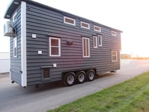 Movie Star de Incredible Tiny Homes, una casa pequeña de 26 pies con una zona tipo loft dividida que se utiliza como dormitorio, sala de estar u oficina. - Product Image 4