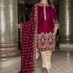 Superbe KURTA avec un pantalon et une robe DUPATTA lourde embellissant une belle RESHAM, perles de verre en cristal, DABKA pour le travail de fête @ 2022 - Product Image 1
