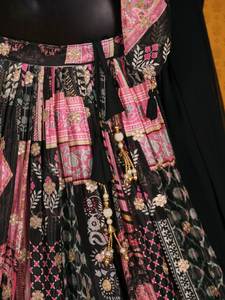Conjunto de Lehenga Choli de Seda Chinnon Negra con Estampado Multicolor, Bordado Dori Zari, Elegante Dupatta de Chifón para Fiesta Bollywood - Product Image 6