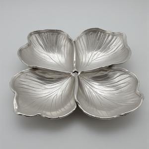 Élégant serveur de fruits secs en aluminium avec trois compartiments à feuilles en finition dorée pour une salle à manger décorative et une utilisation fonctionnelle. - Product Image 2