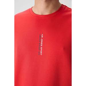 เสื้อยืดพิมพ์ลายทรงโอเวอร์ไซส์สำหรับผู้ชายแอร์ โจนส์ผ้าฝ้ายผสมเนื้อหนา สีเฟียสต้า รุ่น 88368 - Product Image 2