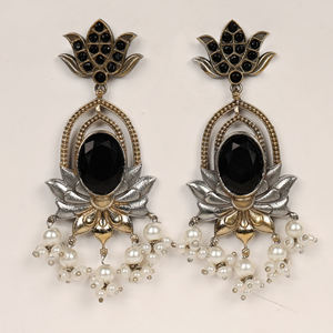 Boucles d'oreilles en argent oxydé bicolores avec pierre Onyx, style pendantes, cadeau pour elle - Product Image 1