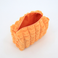 Nouveauté, vente en gros, sac de voyage pour femme en fausse fourrure matelassée de couleur unie, sac de maquillage en peluche douce avec fermeture éclair