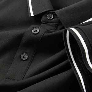 Polo personnalisé pour hommes en tissu respirant extensible offrant un confort et une apparence moderne et épurée - Product Image 3