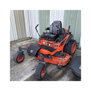 Tondeuse autoportée Kubota avec de grands pneus arrière pour la stabilité et la traction - Product Image 2