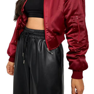 Chaqueta bomber recortada de seda satinada roja de último diseñador, chaqueta bomber elegante acanalada para mujer, chaquetas bomber con mangas hinchadas para exteriores - Product Image 5