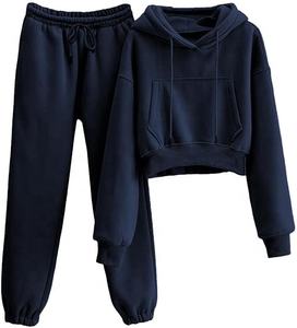 Ensemble de survêtement personnalisé avec logo imprimé, coupe ajustée, pour femme, comprenant un sweat-shirt court à col rond et un pantalon de jogging - Product Image 6