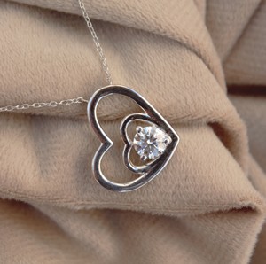 Collier pendentif en forme de cœur en forme de moissanite avec chaîne prêt à expédier cadeau en argent sterling 925 pour petite amie - Product Image 4