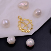 Pendentif Sagittaire pour Enfants en Alliage de Zinc Plaqué Or 18K Fait Main avec Pierres Précieuses et Accents Turquoises, Bijou Astrologique Arc et Flèche