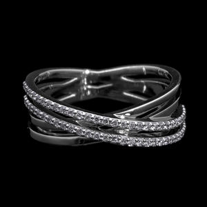 Bague élégante en or blanc 14 carats avec diamants ronds naturels pavés Style moderne intemporel - Product Image 1