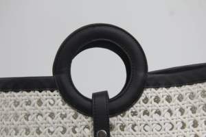 Venta al por mayor de bolso de playa de PVC minimalista natural con asas de anillo nuevo estilo regalo de belleza para las mujeres de moda diseño de Vietnam - Product Image 4