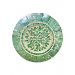 Assiettes de présentation bohèmes en coquillage avec finition nacre pour une décoration de table de mariage élégante - Product Image 2