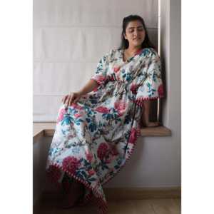 Caftán Transpirable Botanic Bae con Estampado Floral Blanco, 100% Algodón, con Volantes y Ribete en Contraste - Product Image 5