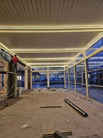 Pérgola Retráctil de Aleación de Aluminio con Recubrimiento en Polvo y Techo de Láminas, Ecológica e Impermeable para Espacios Exteriores Modernos