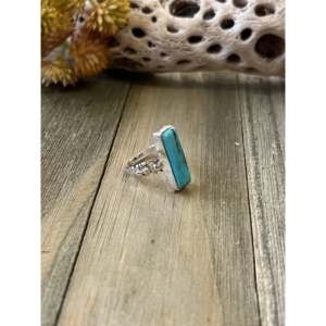 Anillo con Bisel Hecho a Mano por Navajos con Turquesa Kingman y Plata de Ley, Chapado en Oro Rosa de 18K, Talla 6, Marca Privada Licenciada 'IS' - Product Image 3