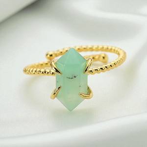 Anneau de pierres précieuses chrysoprase naturelle hexagonale à bande torsadée pierre de naissance réglable à la mode avec placage à l'or rose - Product Image 1