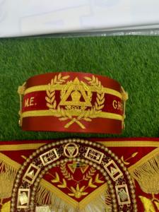 Grand Tablier de Prêtre avec Poignets de Col et Couronne Rouge - Product Image 6