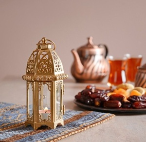 Farol de Ramadán de Madera Artesanal con Diseño de Calado Árabe, Brillo Cálido de Vela, Acabado Duradero para Decoración Festiva del Hogar - Product Image 5