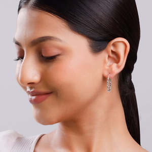 Pendientes de aro torcidos de plata oxidada, colgante religioso de moda con baño de oro rodio con piedra de circón de concha de diamante - Product Image 4