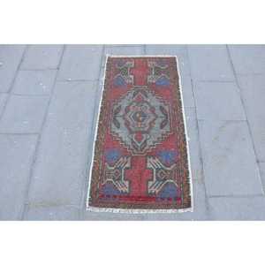 Tapis de 1,7 x 3,3 pieds, tapis turc vintage, tapis oriental en laine rouge - Product Image 1