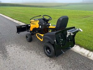 Tracteur de pelouse Cub Cadet XT1 avec lame à neige et kit hiver, tondeuse autoportée et chasse-neige à vendre - Product Image 3