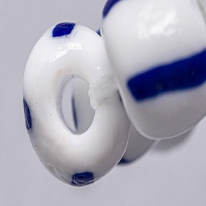 Perles de rocaille en verre à motif Chevron rayé blanc et bleu de 8mm en vrac en gros pour la fabrication de bijoux et de perles de cristal au chalumeau - Product Image 4