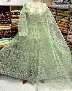 Filles pakistanaises fantaisie Shalwar Kameez Design avec une belle tenue de mariage Dupatta brodée lourde de grande taille assortie - Product Image 6