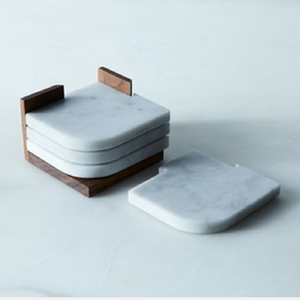 Sous-verres ronds en marbre blanc avec des motifs élégants en laiton doré et des mini-fourchettes. Disponible à prix de gros. - Product Image 3