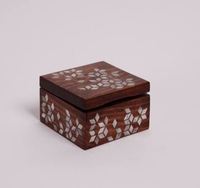 Boîte de rangement traditionnelle en bois et en nacre (incrustation), forme carrée avec finition en noyer