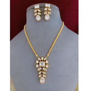 Collier Kundan de qualité supérieure avec finition or classique avec boucles d'oreilles pour femmes Bijoux de créateur pour la collection de vêtements de mariage - Product Image 1