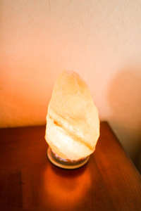 Lampe en sel rose de l'Himalaya sculptée à la main en gros dans un style amoureux avec base en bois artisanat pakistanais naturel lueur jaune - Product Image 4