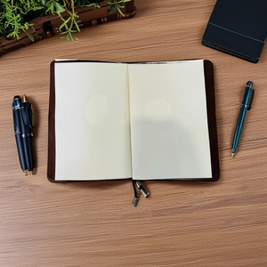 Cuaderno de viaje de estilo antiguo rústico personalizable, cierre de correa de diario de cuero hecho a mano, regalo corporativo con alfabeto - Product Image 1