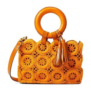 Borsa a mano piccola Patricia Nash Vobbia gialla all'uncinetto con decorazione a nappa, tinta unita - Product Image 1