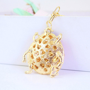 Colgante de Aleación con Diseño de Mariquita de Alas Abiertas y Pedrería, Tono Dorado, para Decoración de Bolsos - Product Image 4