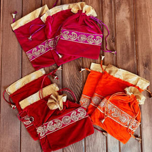 Bolsas de Potli de terciopelo indio Regalos de devolución de boda a granel Pooja Favors Bolsas étnicas para fiesta festiva Favor Bolsas de regalo tradicionales - Product Image 1