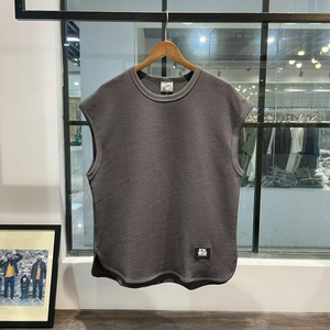 Débardeur Homme Gris Rétro Streetwear d'Été – T-shirt Sans Manches Sportif Ample pour Entraînement et Gym - Product Image 1